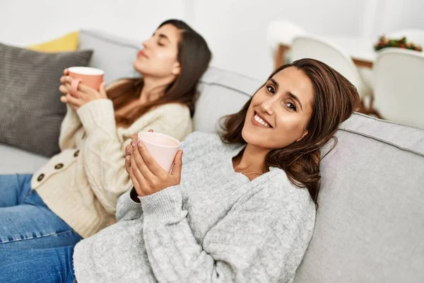 Duas Mulheres Sorrindo Confiante Beber Café Casa — Fotografia de Stock