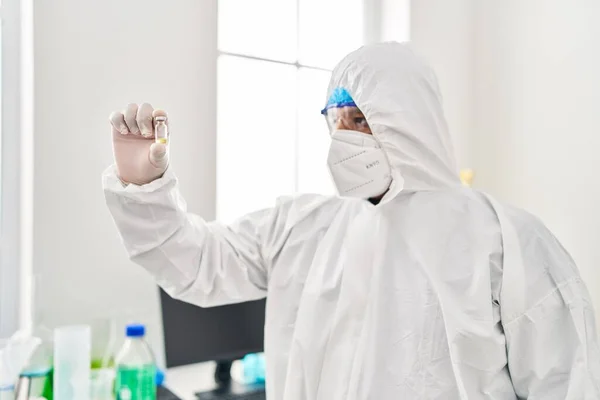 Νεαρός Λατίνος Επιστήμονας Που Φοράει Ομοιόμορφο Προστατευτικό Covid Κρατώντας Δόση — Φωτογραφία Αρχείου