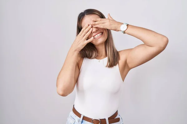 Mulher Jovem Hispânica Sobre Fundo Branco Cobrindo Olhos Com Mãos — Fotografia de Stock