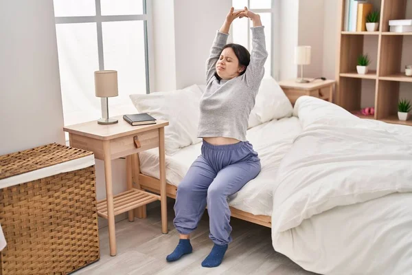 Mujer Joven Con Síndrome Despertando Brazos Extendidos Dormitorio — Foto de Stock