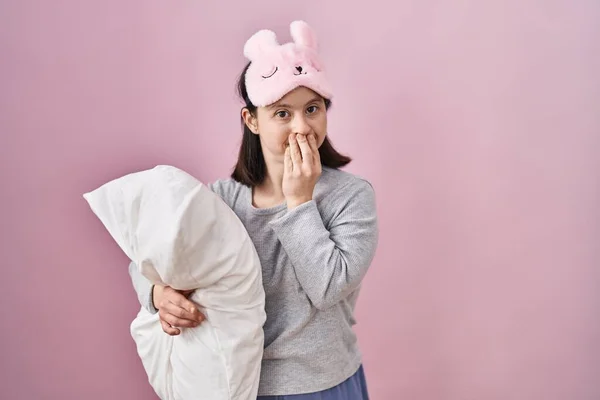 Γυναίκα Σύνδρομο Φορώντας Μάσκα Ύπνου Αγκαλιάζει Μαξιλάρι Γελώντας Και Ντροπιασμένος — Φωτογραφία Αρχείου
