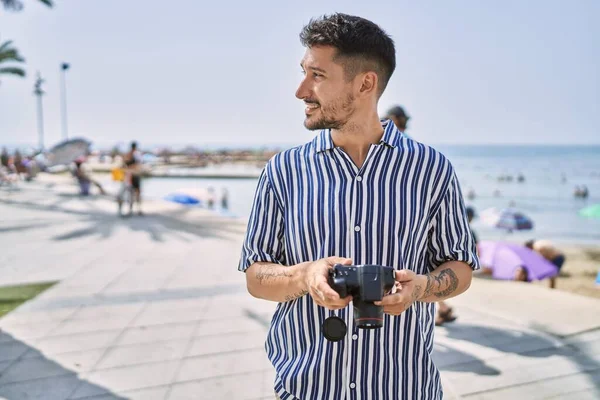 Νεαρός Όμορφος Άντρας Χρησιμοποιεί Φωτογραφική Μηχανή Dslr Δίπλα Στη Θάλασσα — Φωτογραφία Αρχείου