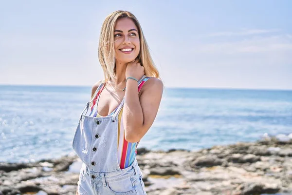 Ung Blond Flicka Ler Glad Stående Stranden — Stockfoto