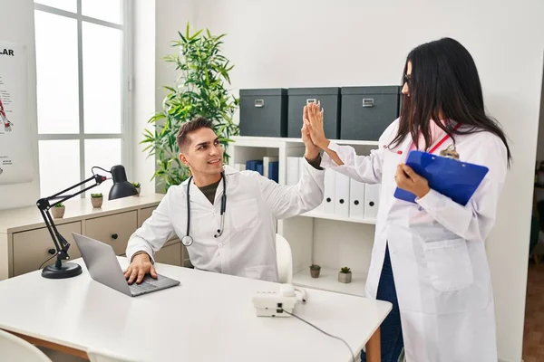 Doktor Üniforması Giyen Erkek Kadın Klinikte Elleri Havada Beşlik Çakıyor — Stok fotoğraf