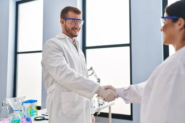 Чоловік Жінка Вчені Партнери Посміхаючись Впевнено Струшують Руки Лабораторії — стокове фото