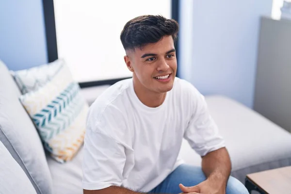 Mladý Hispánec Usměvavý Sebevědomě Sedí Doma Pohovce — Stock fotografie