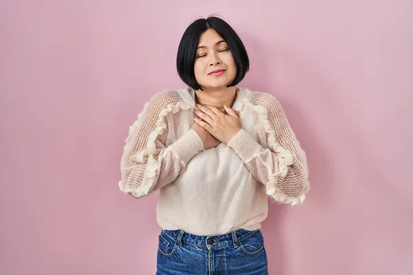 Jovem Mulher Asiática Sobre Fundo Rosa Sorrindo Com Mãos Peito — Fotografia de Stock
