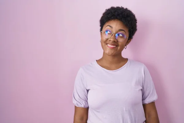 Genç Afrikalı Amerikalı Kadın Pembe Arka Planda Duruyor Gülümsüyor Yan — Stok fotoğraf