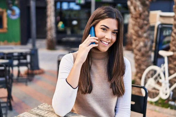 Joven Mujer Hispana Hermosa Hablando Teléfono Inteligente Sentado Mesa Terraza — Foto de Stock