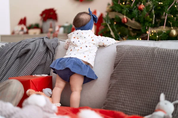 Adorável Criança Sofá Pela Árvore Natal Casa — Fotografia de Stock