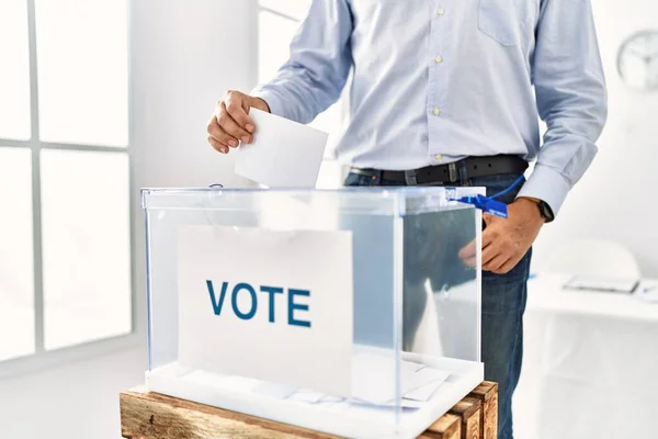 Homem Caucasiano Meia Idade Votando Colégio Eleitoral — Fotografia de Stock