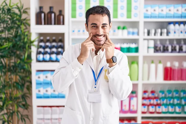 Красивый Латиноамериканец Работающий Аптеке Улыбающийся Открытым Ртом Указывающий Пальцами Заставляющий — стоковое фото