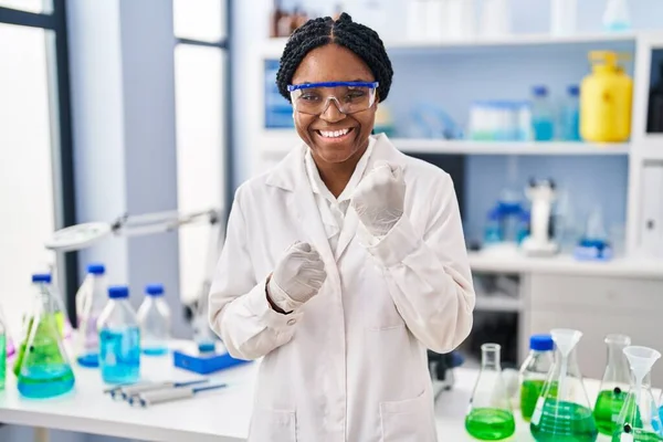 在科学家实验室工作的非洲裔美国妇女对举手表决和闭上眼睛的成功感到惊讶和惊奇 — 图库照片