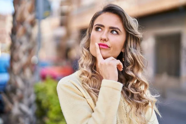 Young Woman Standing Doubt Expression Street — Stock Photo, Image