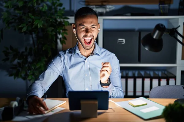 Young Hispanic Man Working Office Night Crazy Mad Shouting Yelling — Stok fotoğraf