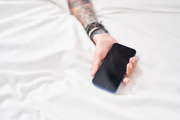 Ung Latinamerikan Man Liggande Sängen Håller Smartphone Sovrummet — Stockfoto