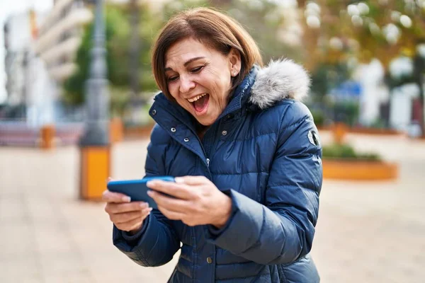 Жінка Середнього Віку Посміхається Впевнено Дивитися Відео Смартфон Парку — стокове фото