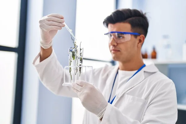 Genç Spanyol Bilim Adamı Laboratuarda Bitkilerle Deney Tüpü Tutuyor — Stok fotoğraf