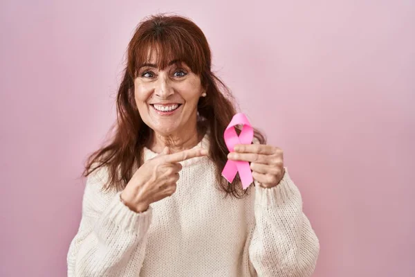 Hispanische Frau Mittleren Alters Mit Rosa Krebsband Lächelt Glücklich Und — Stockfoto