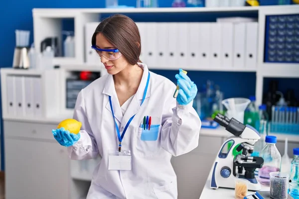 Jovem Bela Mulher Hispânica Cientista Segurando Limão Tubo Ensaio Laboratório — Fotografia de Stock