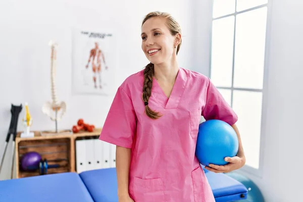 Young Caucasian Woman Wearing Physiotherapist Uniform Holding Fit Ball Physiotherapy —  Fotos de Stock