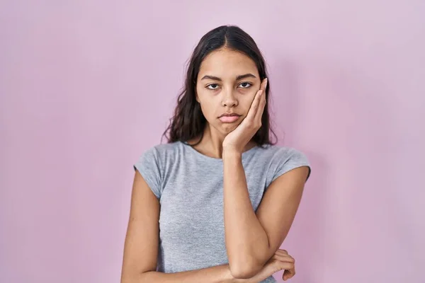 Junge Brasilianerin Trägt Lässiges Shirt Vor Rosa Hintergrund Und Sieht — Stockfoto