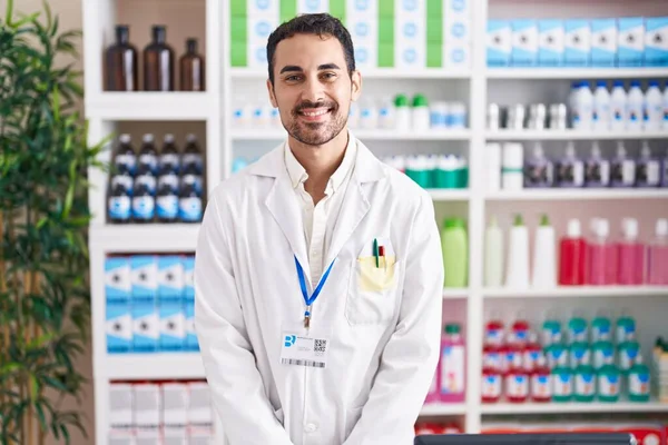 Красивый Латиноамериканец Работающий Аптеке Счастливой Прохладной Улыбкой Лице Счастливчик — стоковое фото