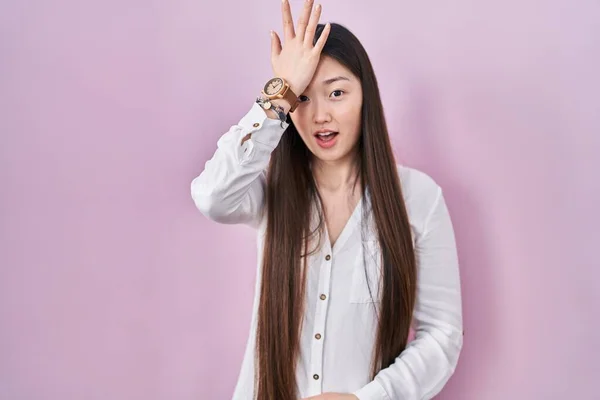 Pembe Arka Planda Duran Çinli Genç Bir Kadın Hata Için — Stok fotoğraf