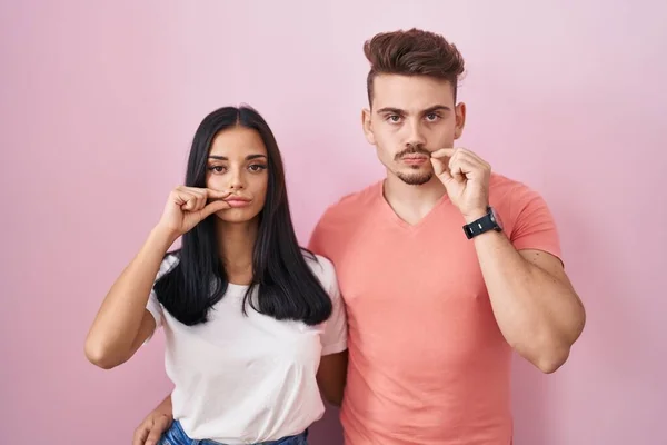 Junges Hispanisches Paar Das Über Rosa Hintergrundmund Steht Und Die — Stockfoto