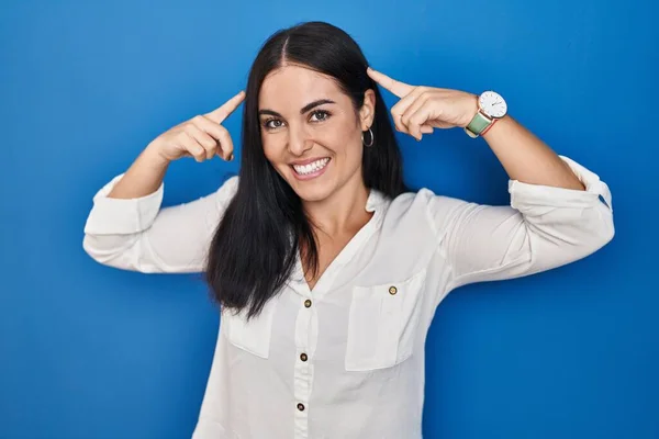 Young Hispanic Woman Standing Blue Background Smiling Pointing Head Both — Stockfoto