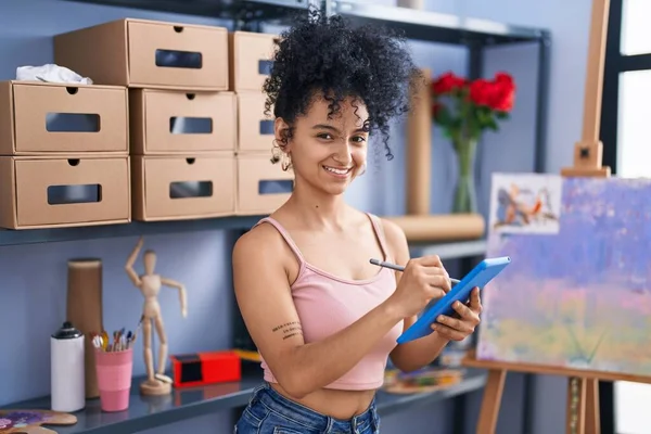 Young Hispanic Woman Artist Smiling Confident Drawing Touchpad Art Studio — Stock Photo, Image