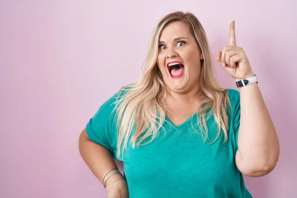 Caucasian Size Woman Standing Pink Background Pointing Finger Successful Idea — Photo