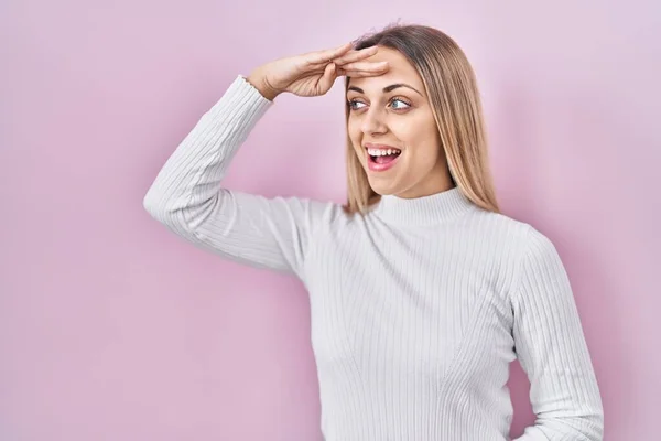 Young Blonde Woman Wearing White Sweater Pink Background Very Happy — Stock Photo, Image