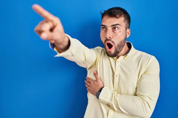 Handsome Hispanic Man Standing Blue Background Pointing Finger Surprised Ahead — Stock Photo, Image