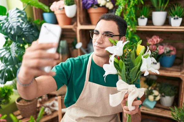 Jonge Spaanse Man Bloemist Maken Selfie Door Smartphone Met Bloemen — Stockfoto