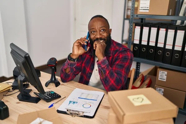 Mladý Africký Američan Muž Ecommerce Obchodní Pracovník Mluví Smartphone Kanceláři — Stock fotografie