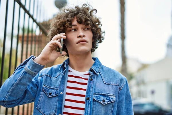 Νεαρός Ισπανός Μιλάει Στο Τηλέφωνο Στην Πόλη — Φωτογραφία Αρχείου