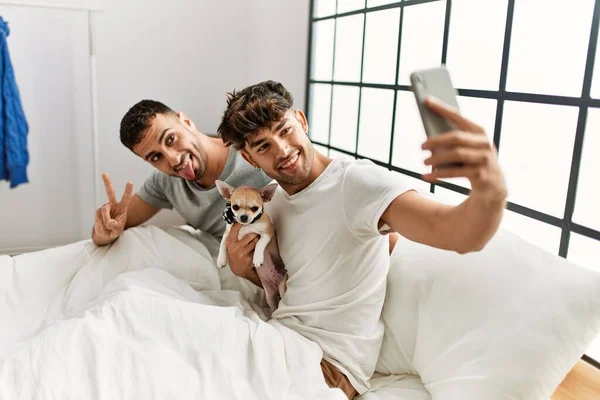 Deux Hommes Hispaniques Couple Font Selfie Par Smartphone Assis Sur — Photo
