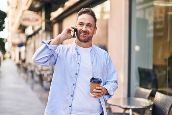 Νεαρός Καυκάσιος Άνδρας Μιλάει Στο Smartphone Πίνοντας Καφέ Στη Βεράντα — Φωτογραφία Αρχείου