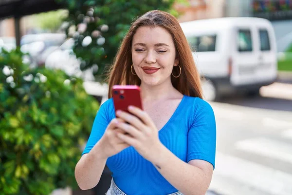 Jovem Ruiva Sorrindo Confiante Usando Smartphone Rua — Fotografia de Stock