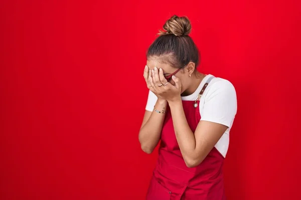 Young Hispanic Woman Wearing Waitress Apron Red Background Sad Expression — Stok fotoğraf