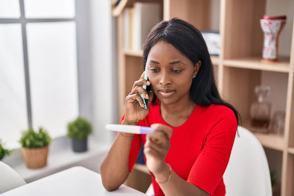 Africká Mladá Žena Držící Těhotenský Test Hovořící Telefonu Uvolnila Vážným — Stock fotografie