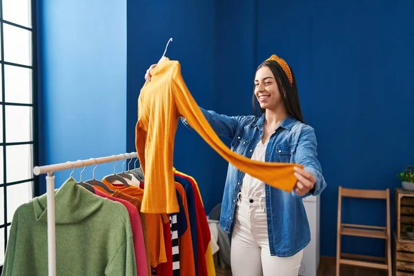 Young Beautiful Hispanic Woman Holding Clothes Rack Laundry Room — 图库照片