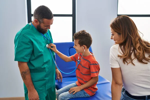 Family Having Medical Consultation Child Auscultating Doctor Heart Clinic — Stockfoto