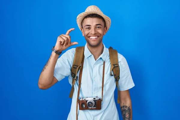 Jovem Brasileiro Segurando Câmera Vintage Sorrindo Confiante Gestos Com Mão — Fotografia de Stock