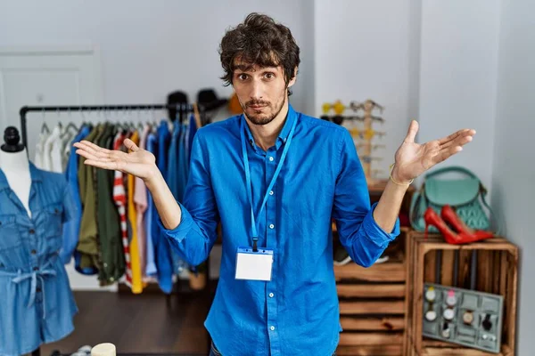 Joven Hombre Hispano Que Trabaja Como Gerente Boutique Minorista Expresión —  Fotos de Stock