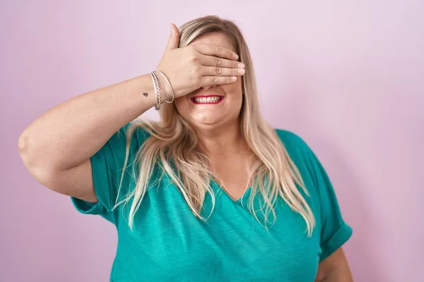 Caucasian Size Woman Standing Pink Background Smiling Laughing Hand Face — Photo