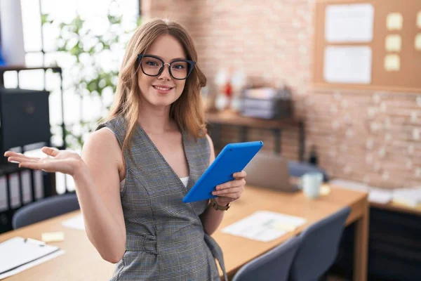 Caucasian Woman Working Office Wearing Glasses Smiling Cheerful Presenting Pointing — Stok fotoğraf