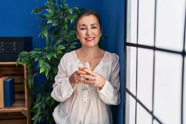 Medelålders Kvinna Dricker Glas Vin Stående Hemma — Stockfoto