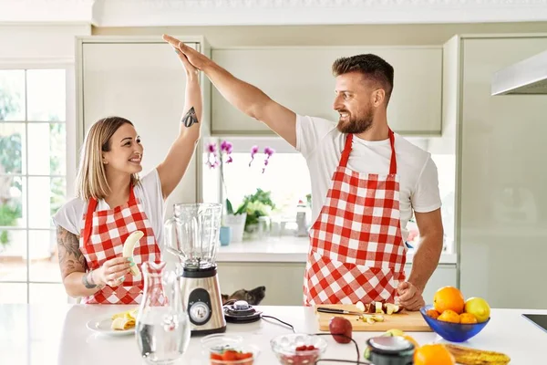 Genç Çift Beşlik Çakıyor Elleri Havada Mutfakta Smoothie Yapıyor — Stok fotoğraf